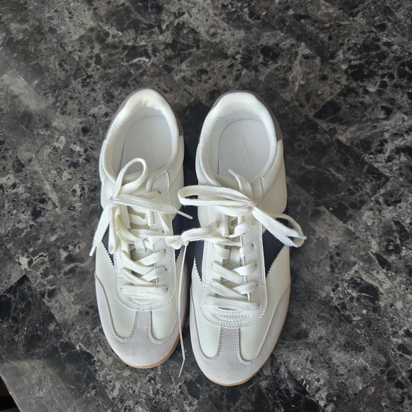 Universal Thread White and Black Sneakers with Tan Sole - Picture 3 of 8
